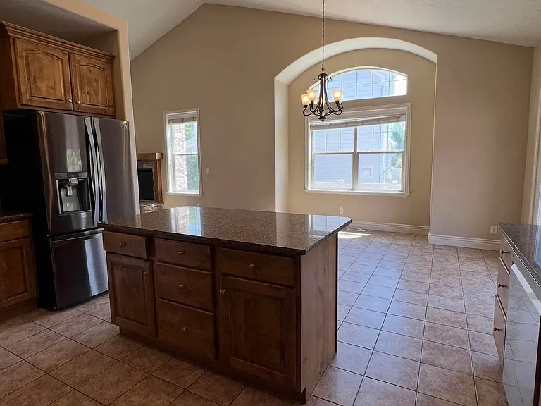2049 W Sunflower Ln — Photo 10
