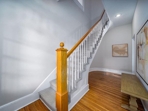 3rd image of 1054 E Long St