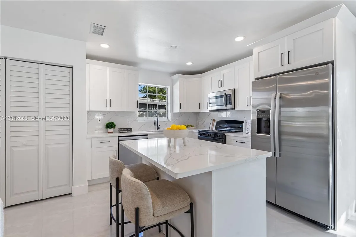 Building Photo - 1360 SW 6th Ter #0