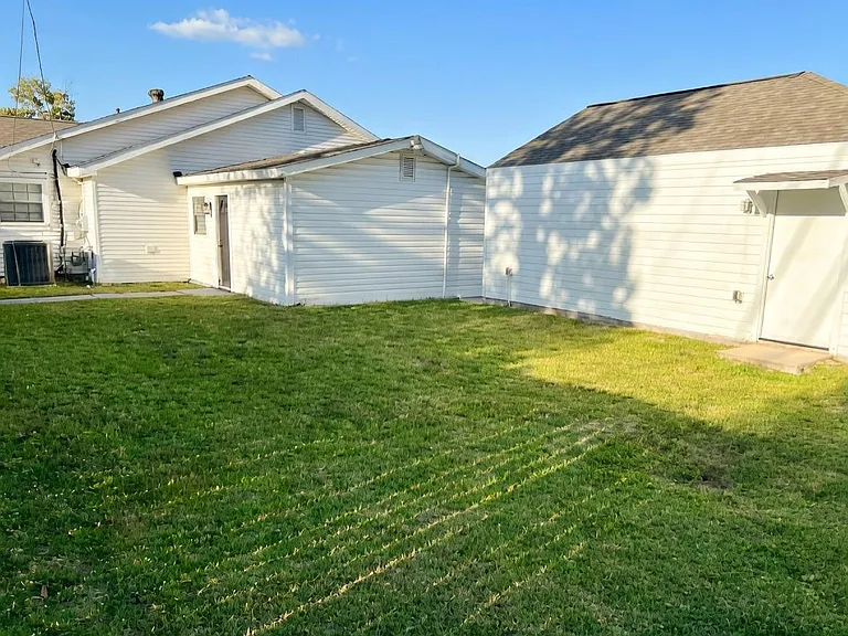 221 Hyta St — Photo 3