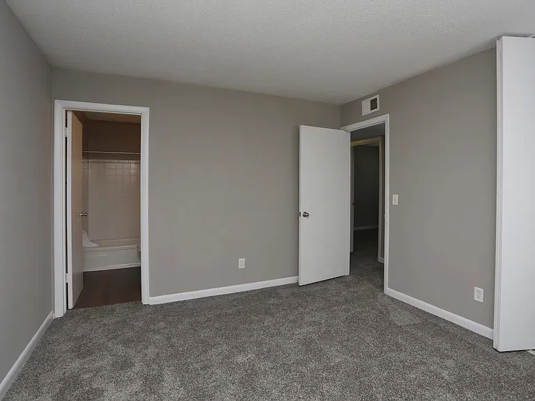 Broadmoor Apartments — Photo 8