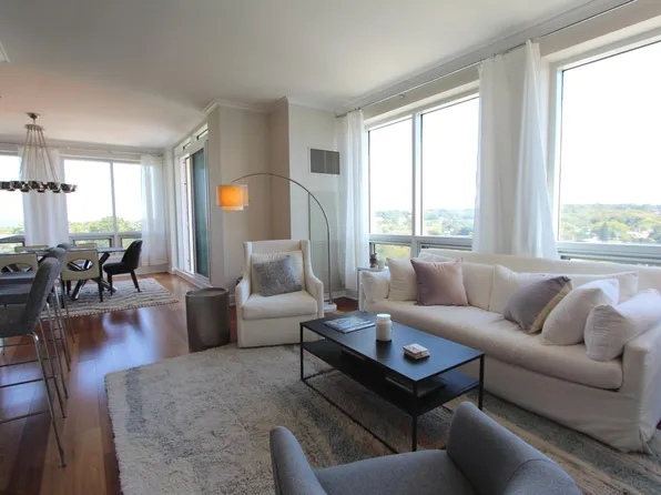 1 Tower Dr APT 806, Portsmouth, RI 02871