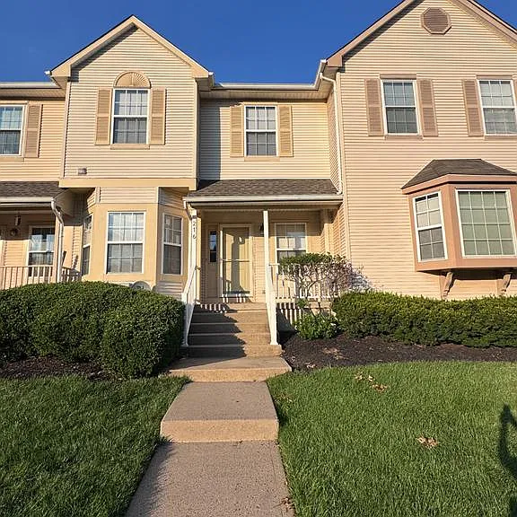 216 Waverly Ct — Photo 1