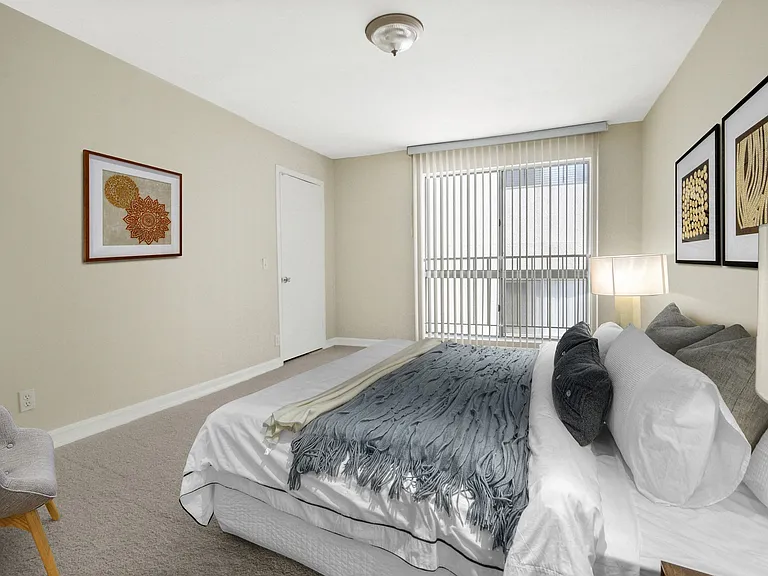 115 Doheny Apartments — Photo 24