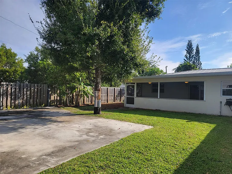 1601 SW 1st Ter #1 — Photo 32