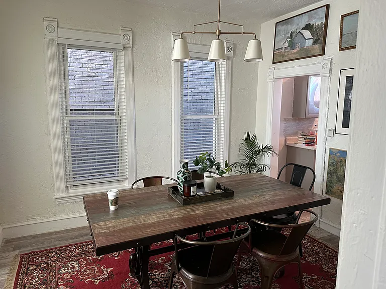 Dining Room w Tbale