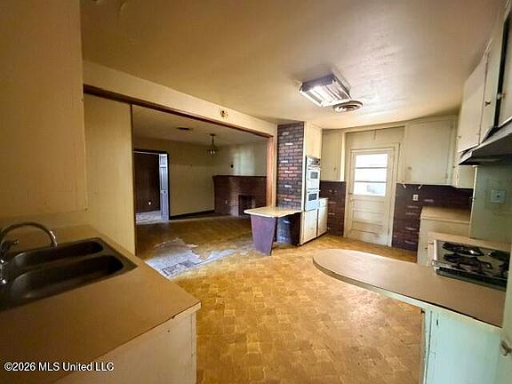 5th image of 2815 Roselawn Dr