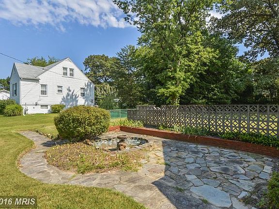 4th image of 102 Phelps Ave