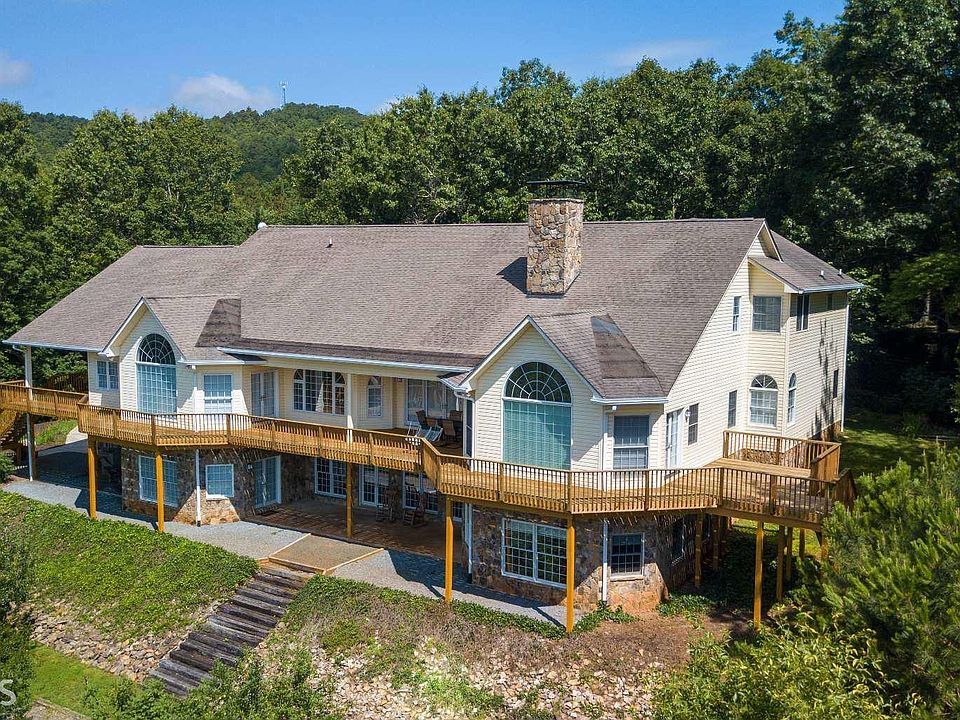 2nd image of 877 Wells Rd