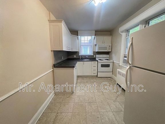 3rd image of 16 Kingsway Dr #1