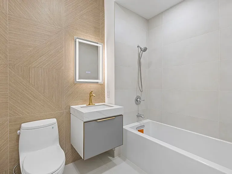 1100 Adams St #313 — Photo 4