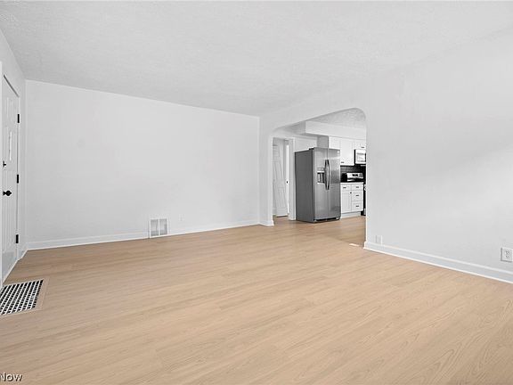 5th image of 241 Harwood St