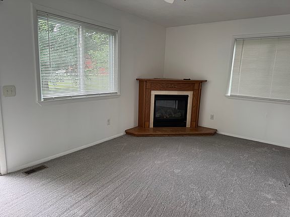 3rd image of 392A Hollywood Dr