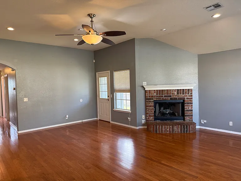 11705 S Fir Ave — Photo 3
