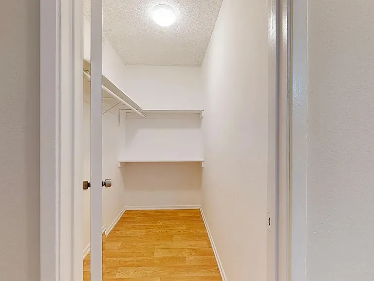 450 S Venice Blvd #6 — Photo 9