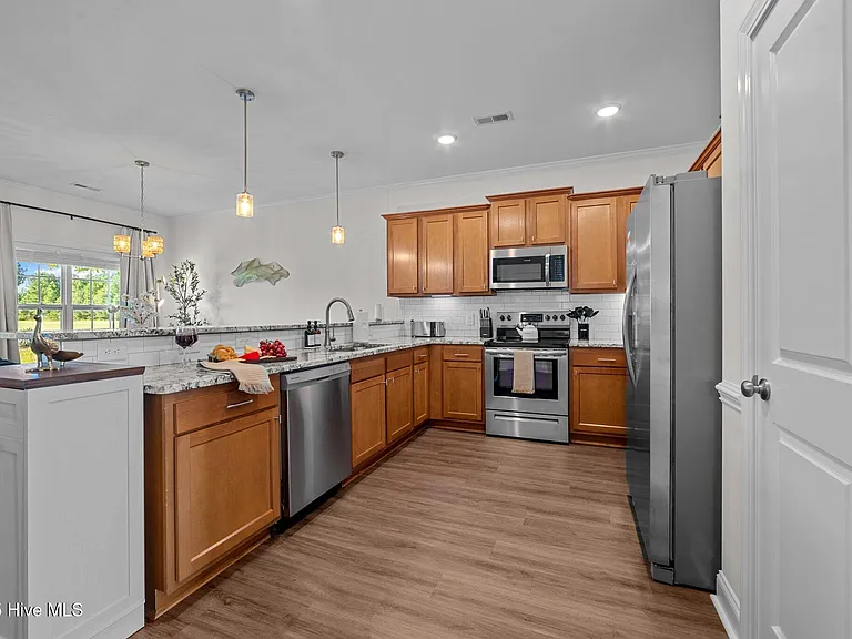 100 Leines Way #B — Photo 9