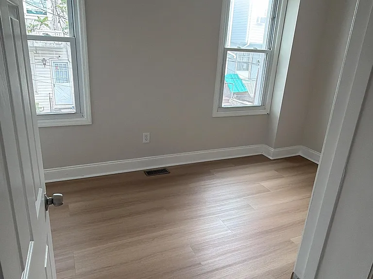 211 N Streeper St — Photo 6