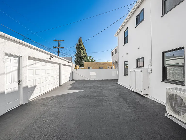 2046 S Burnside Ave — Photo 9