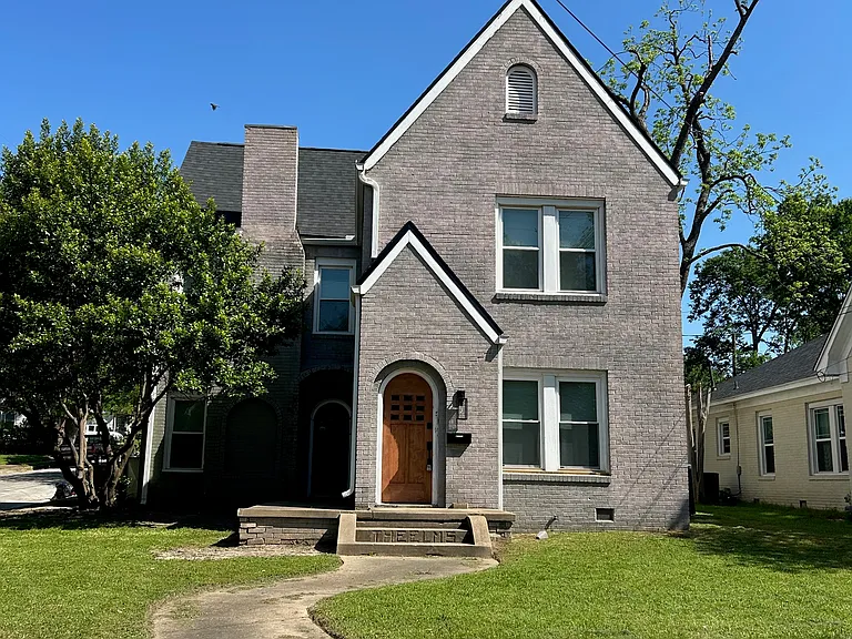 831 W Houston St — Photo 1