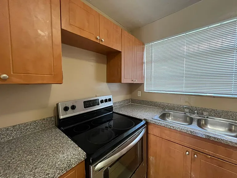 13315 Alexandria Dr — Photo 2