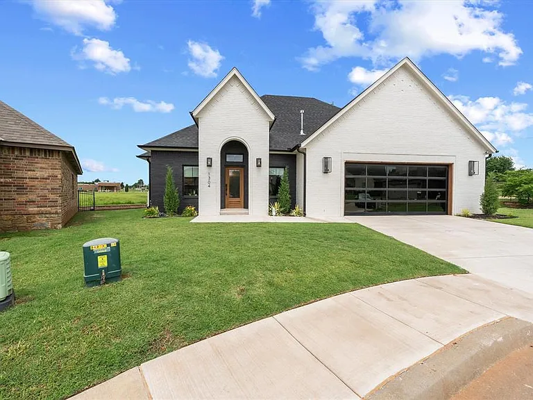 1304 Katelyn Ct — Photo 2