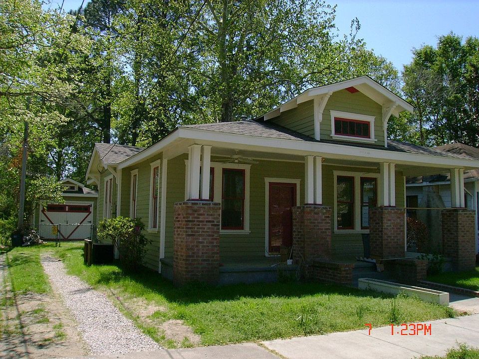 1923 prairie style bungalo with finished carriage house behind