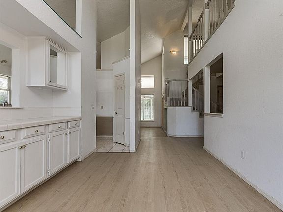 4th image of 11401 Matthews Ave