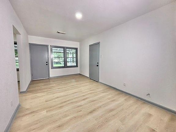 5th image of 2419 Meadow Ln