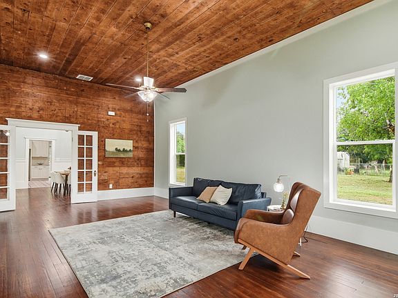 4th image of 309 E Houston Street