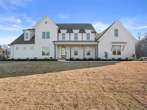 3rd image of 122 Creekview Ln