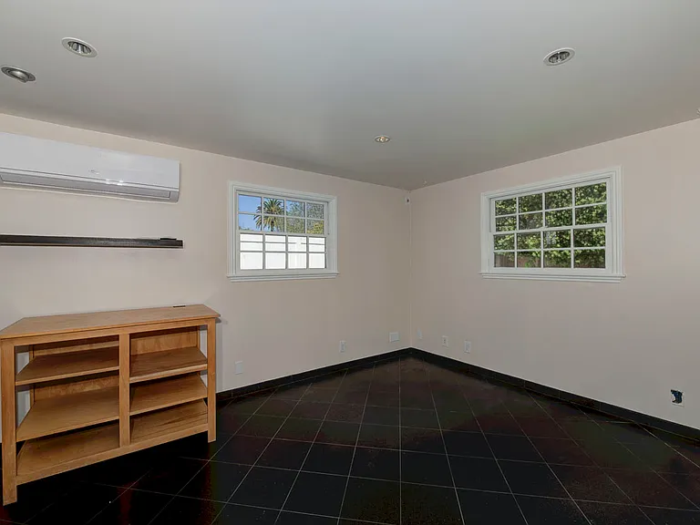 324 Flower St — Photo 36