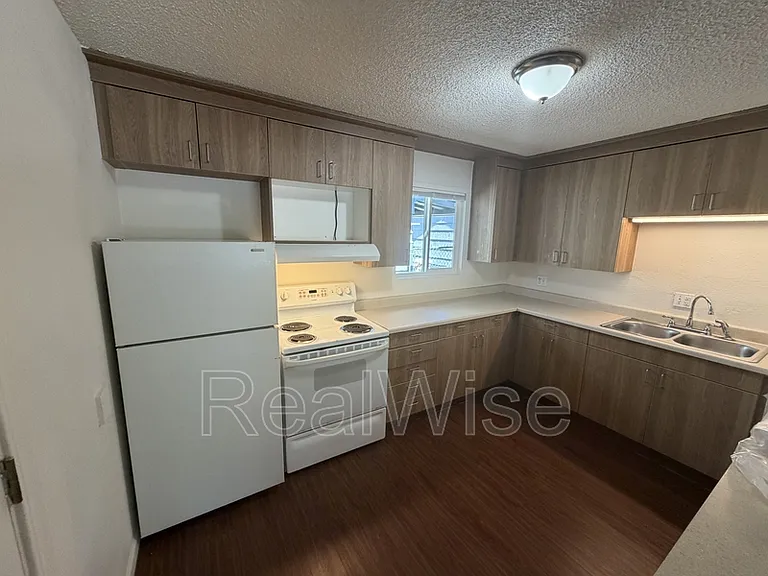716 SE 9th St — Photo 11