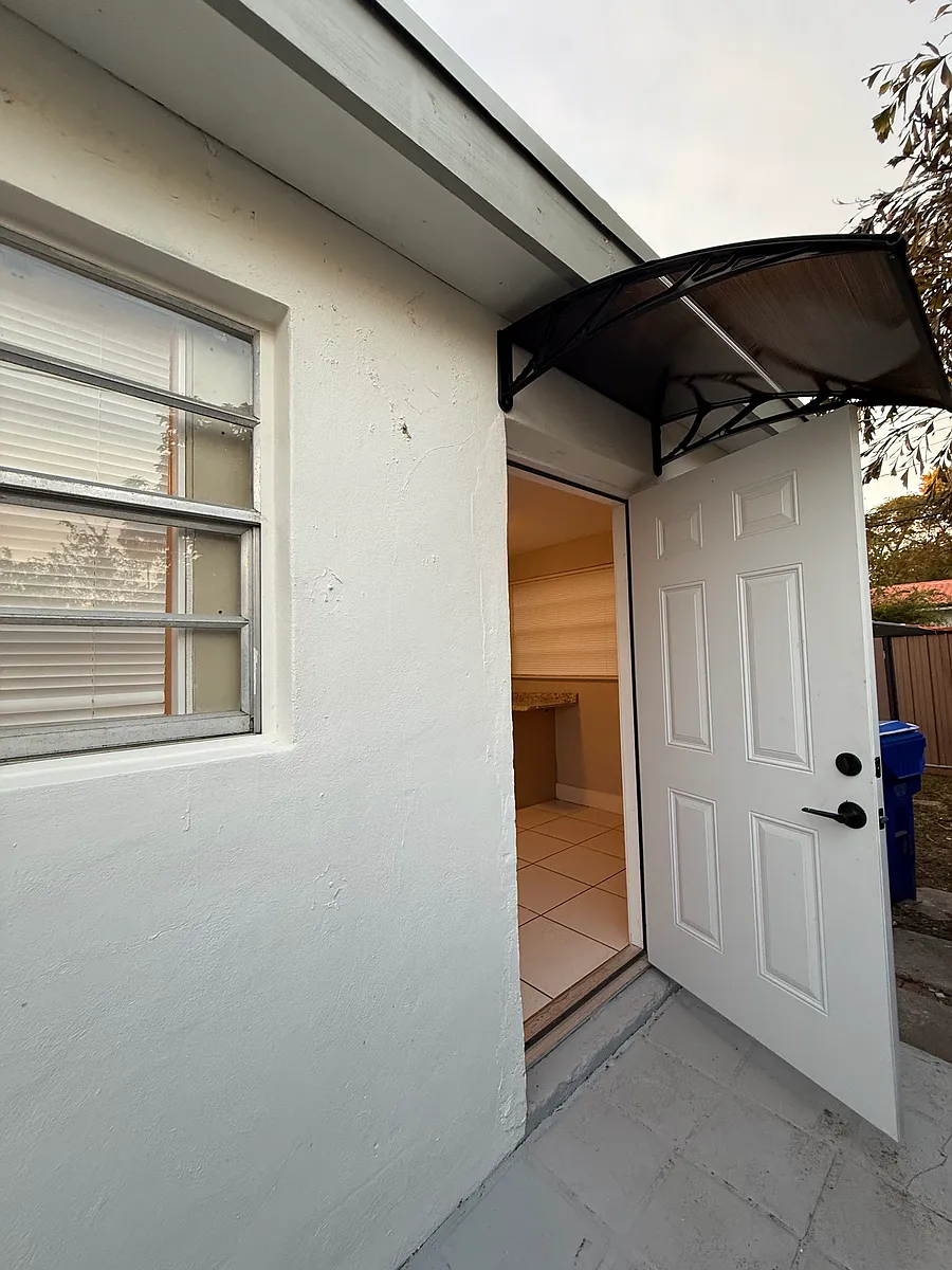 Building Photo - 2473 SW 14th St #2