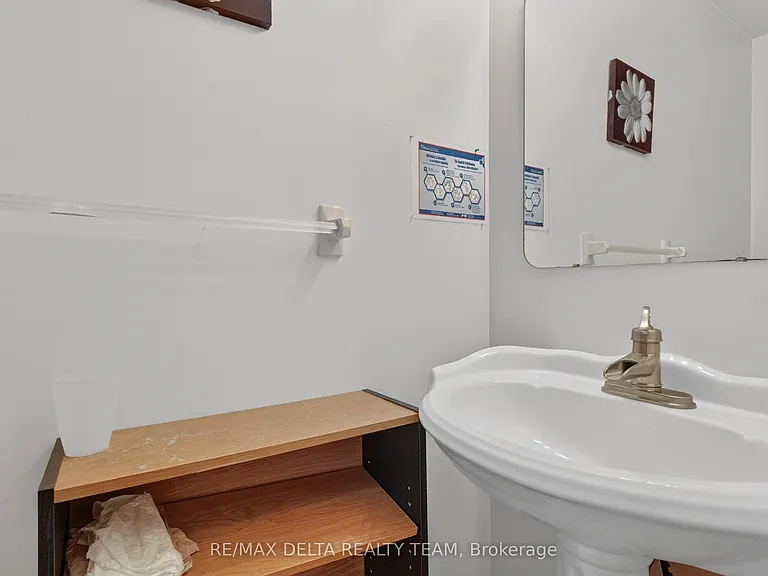 13 Sherk Cres — Photo 7