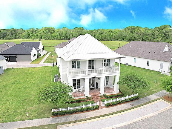 3rd image of 2819 Pointe Marie Dr