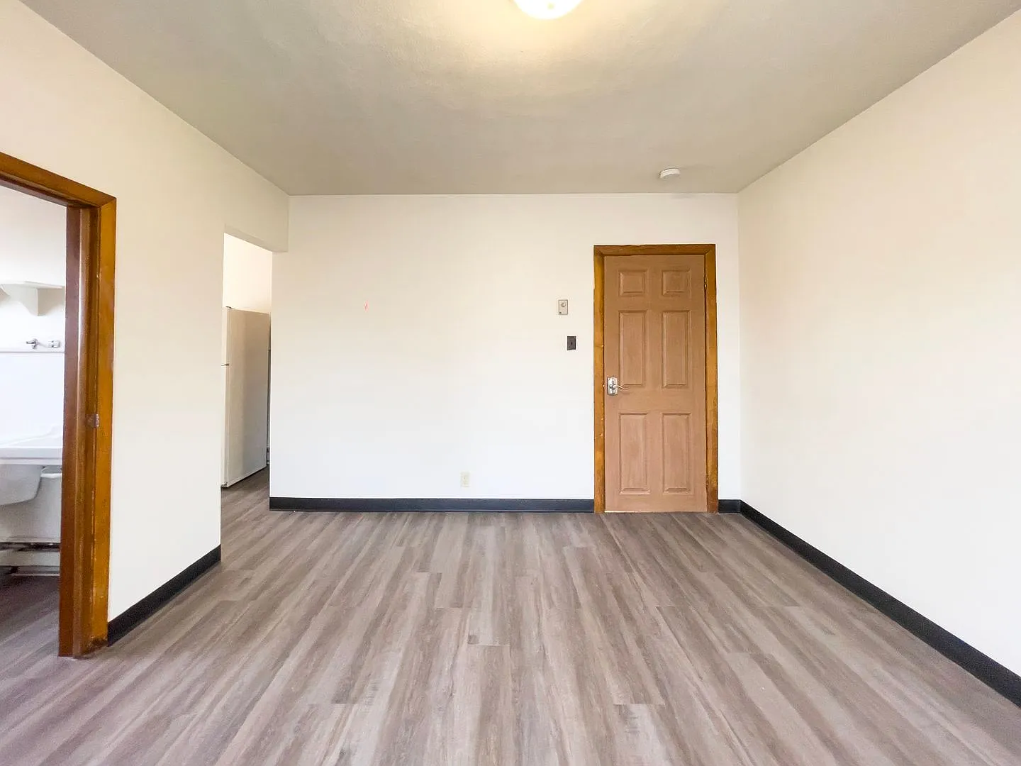Studio Unit with New Flooring and Paint, Close to Campus — Photo 3