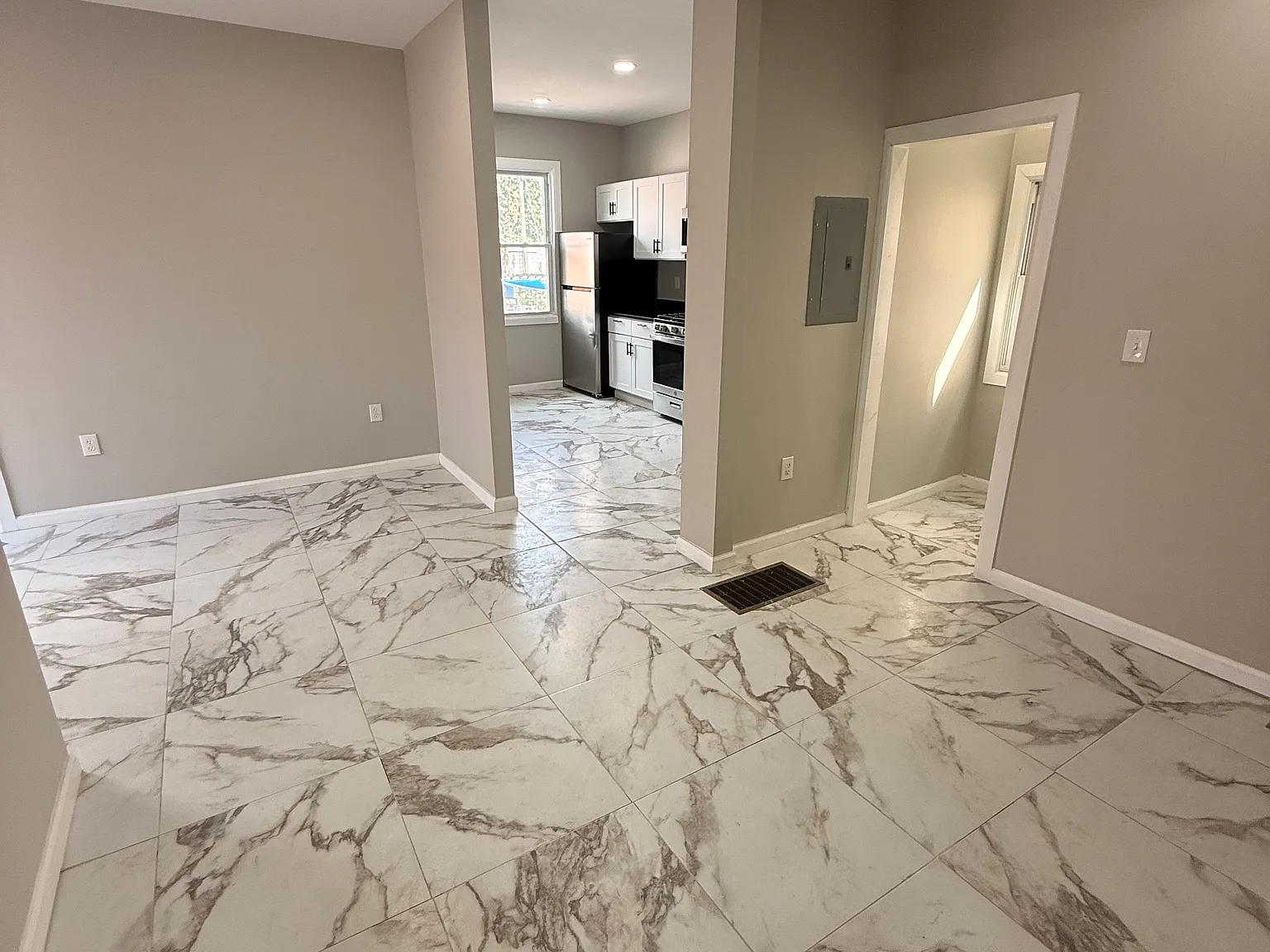 4 bed, 1300 sqft, $3,800 — Photo 3