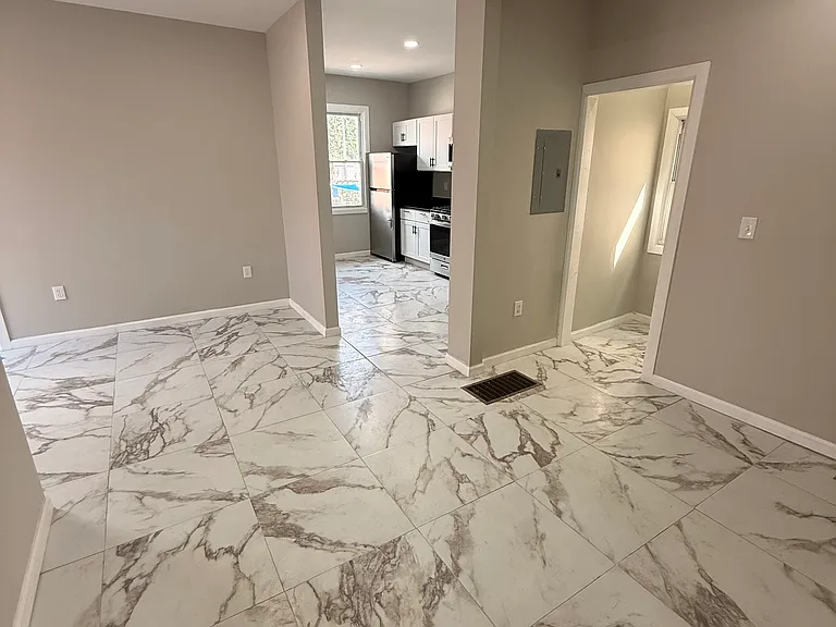 41 Howe St #1R — Photo 3