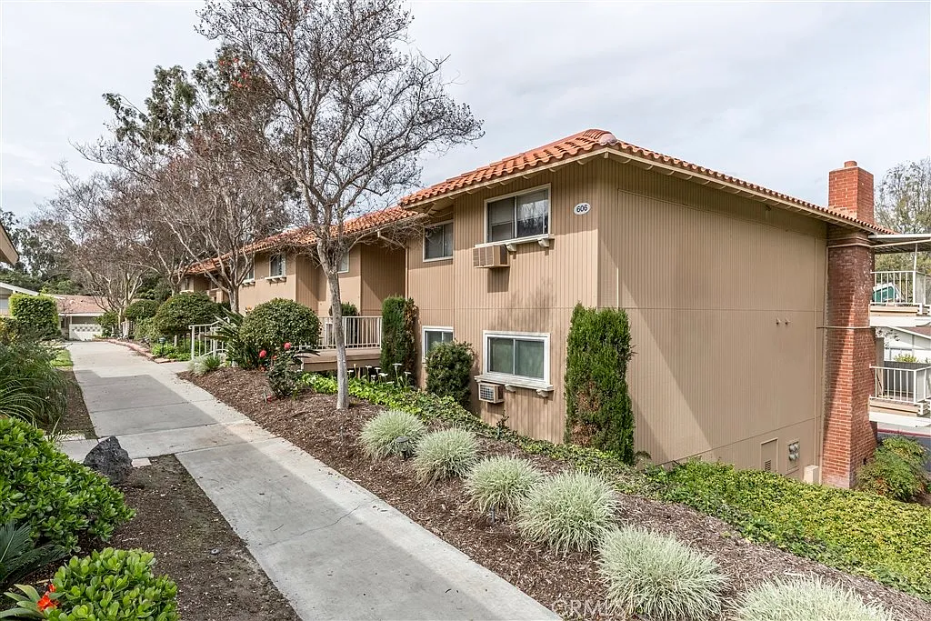 2 bed, 1057 sqft, $2,900 — Photo 1