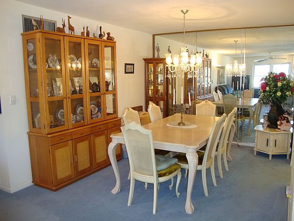 Formal Dining with Mirrored Accent Wall