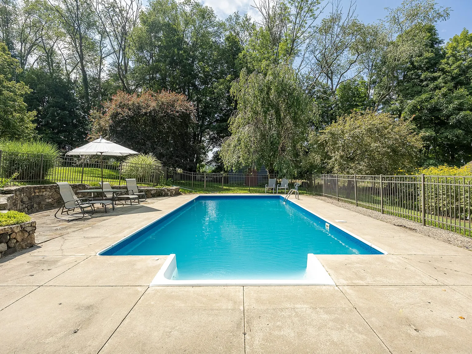 3 bed, 3.0 bath, 2070 sqft, $4,350 — Photo 4
