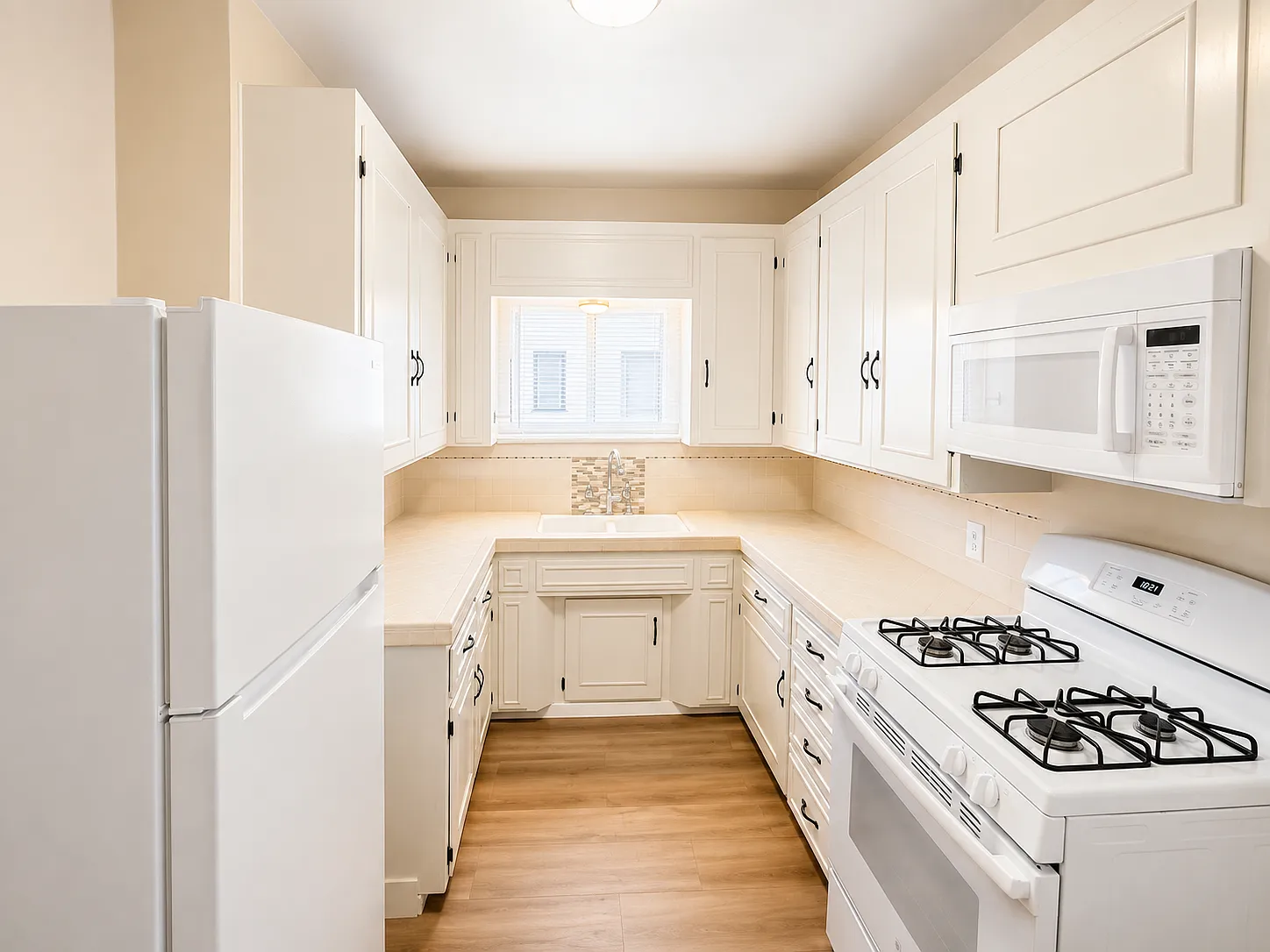 3 bed, 1250 sqft, $3,790 — Photo 2