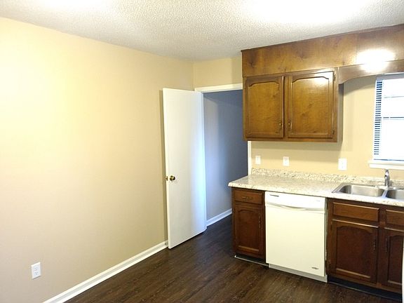 3rd image of 5009 N Moore Ln