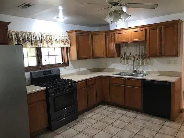3 bed, 880 sqft, $1,525 — Photo 4