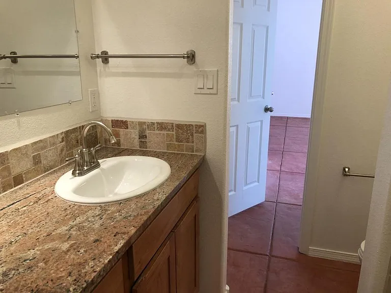 1703 E Lomas Blvd NW — Photo 9