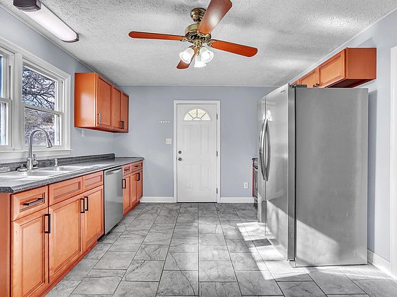 3rd image of 125 E Railroad Ave