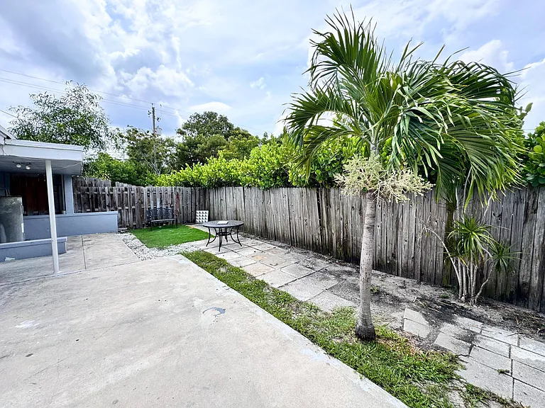 16 NE 9th Ave — Photo 12