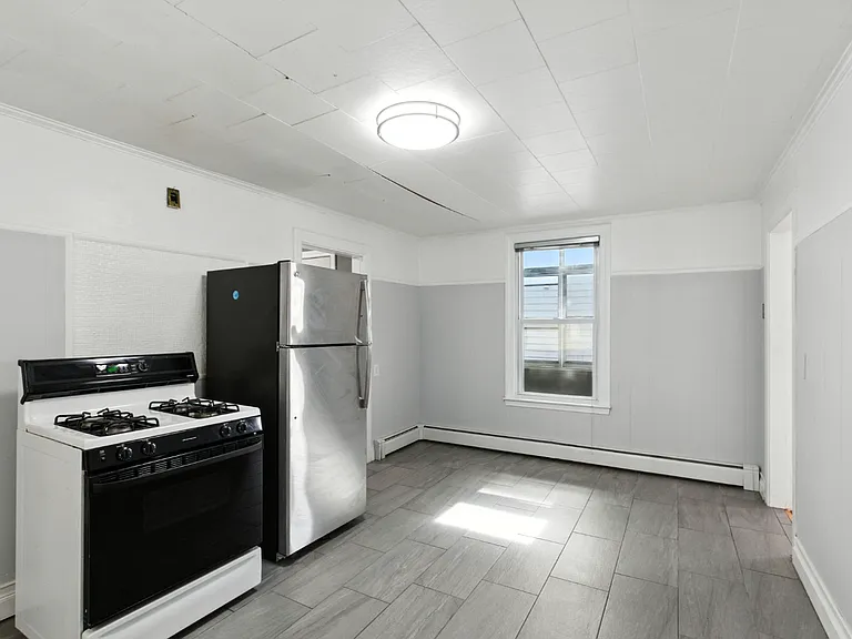 547 Broadway — Photo 25