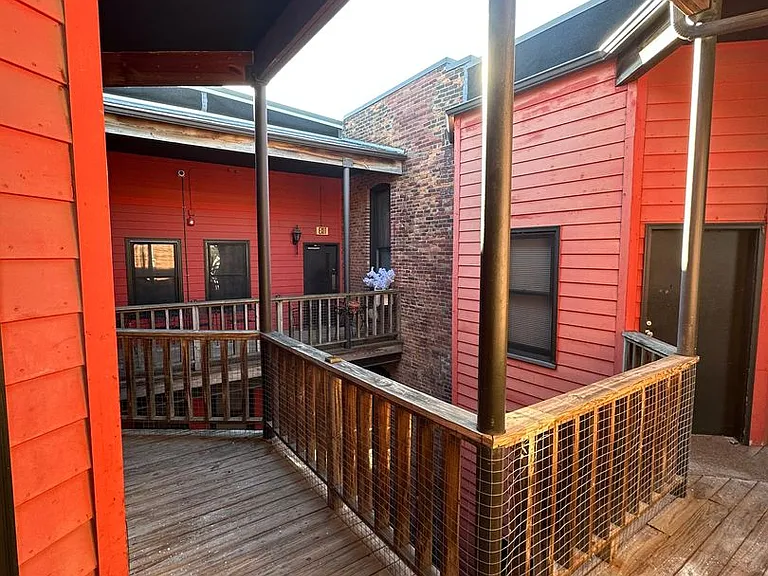 1007 N Summit St — Photo 3