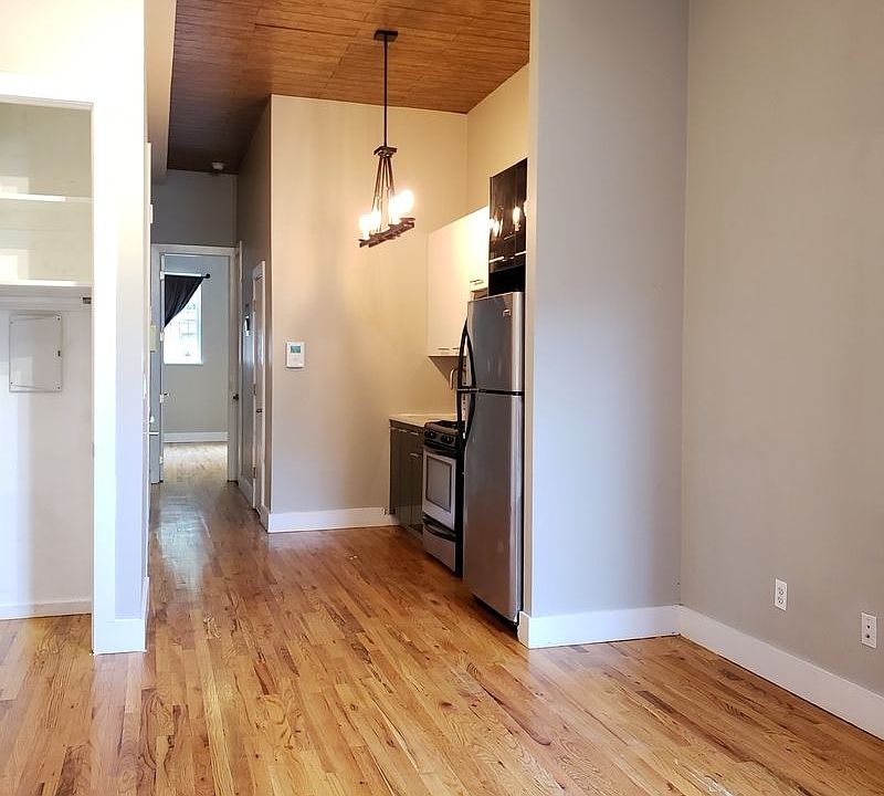 1st image of 982 Myrtle Ave APT 1R